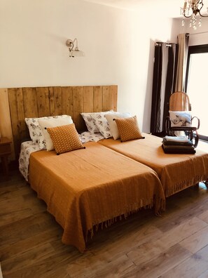2 slaapkamers, een strijkplank/strijkijzer, reisbedje, gratis wifi