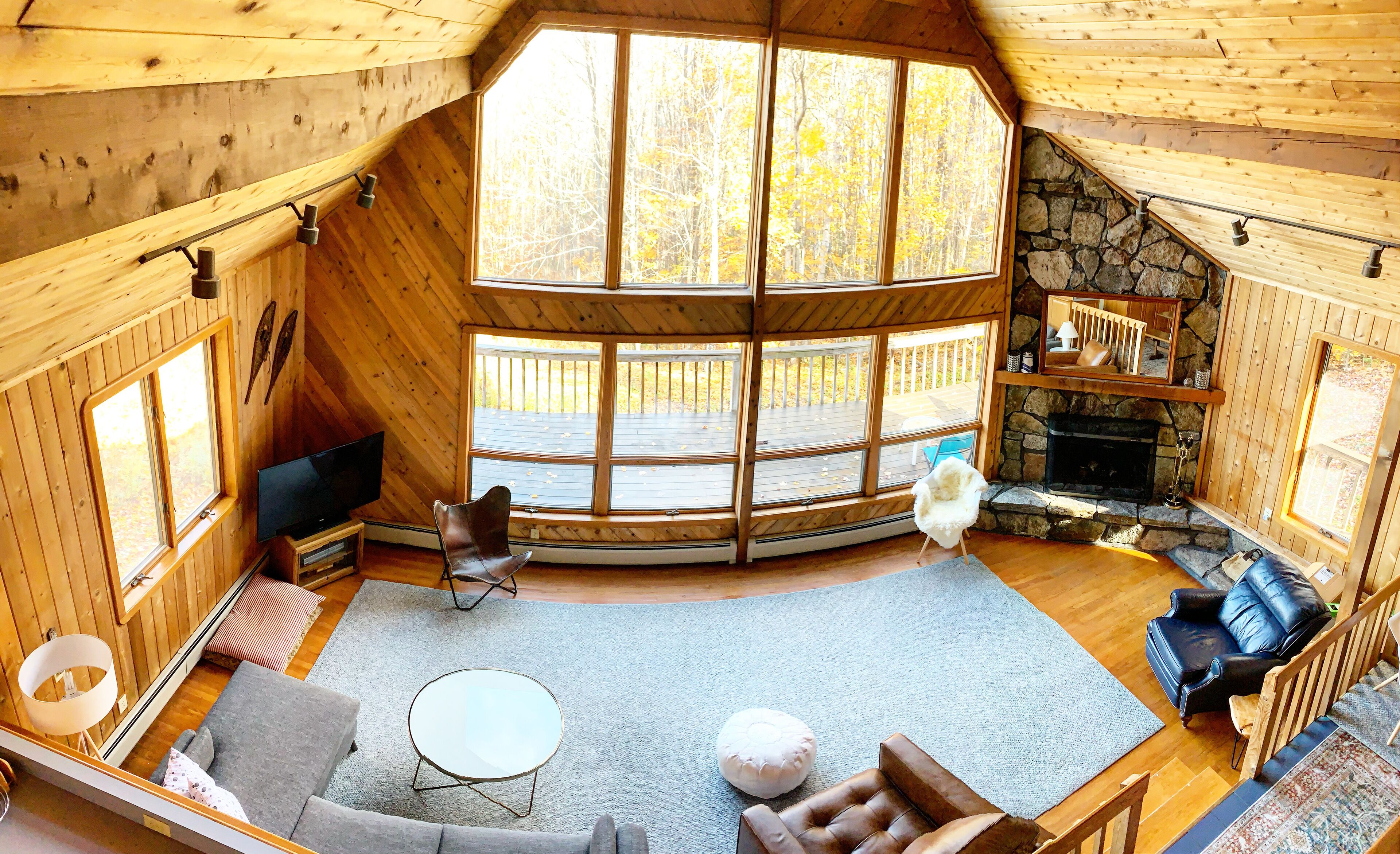 The Hideaway Chalet. 3bed + sleeping loft on 10 acres. Dog friendly