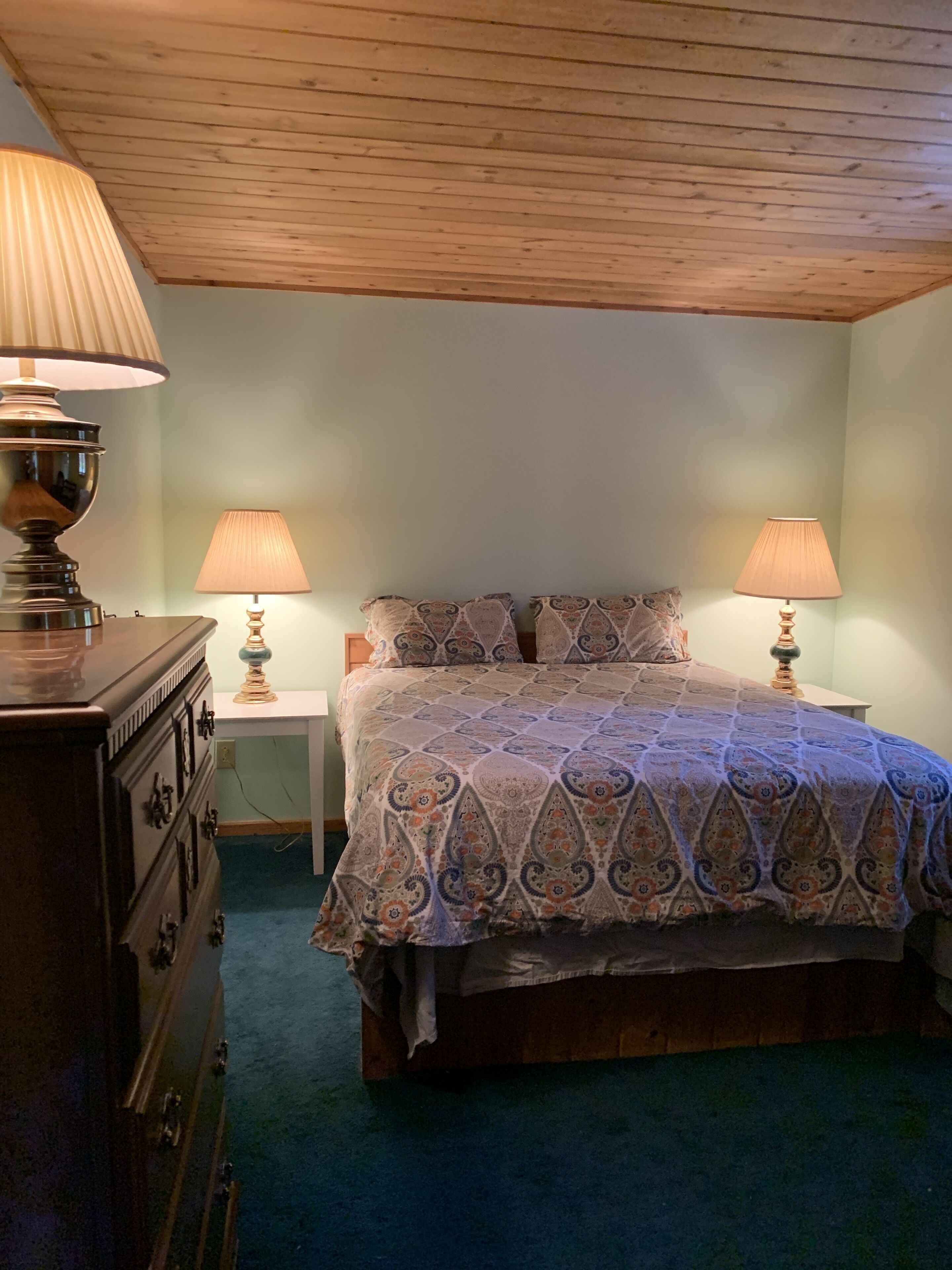 The Hideaway Chalet. 3bed + sleeping loft on 10 acres. Dog friendly