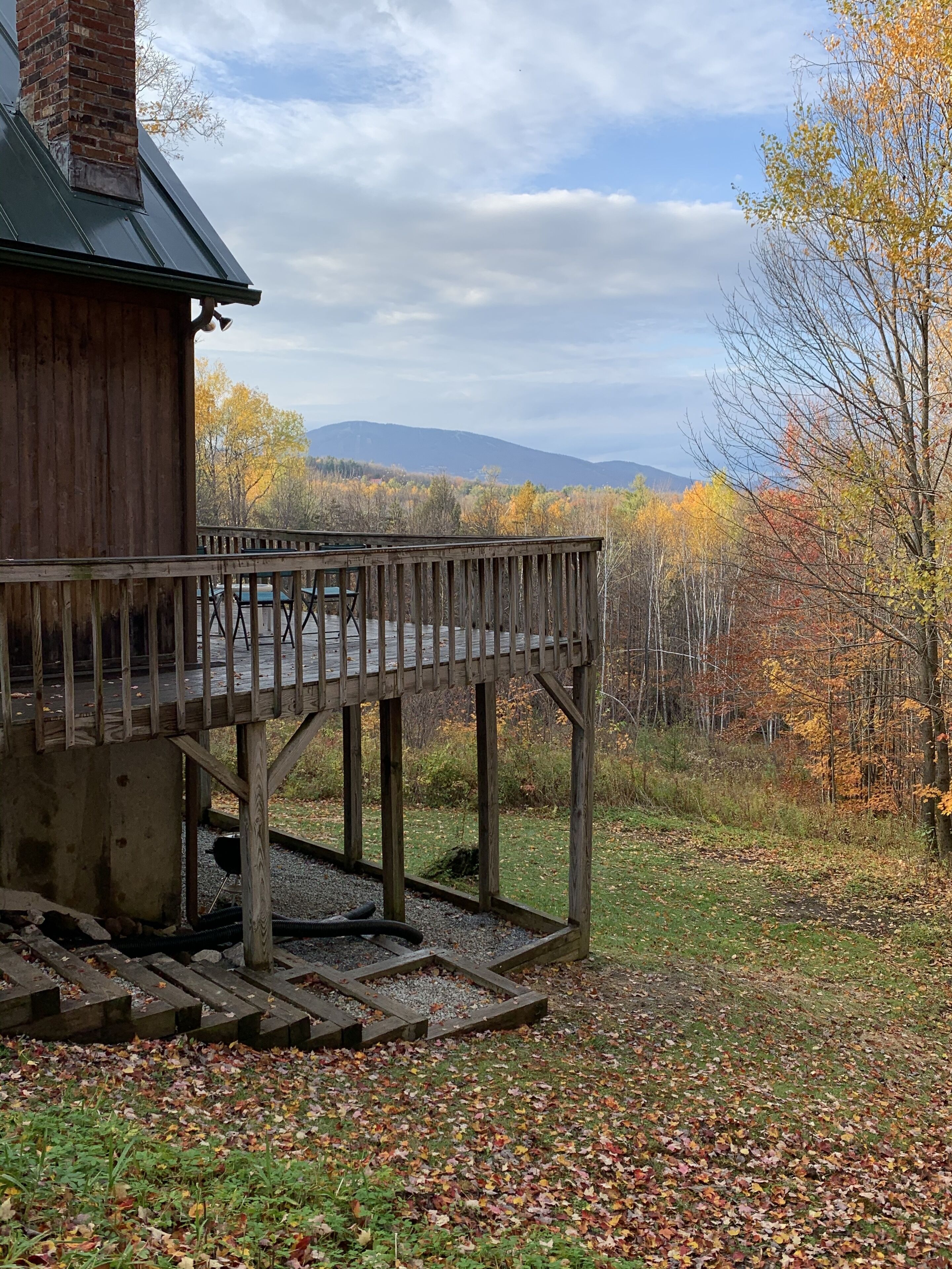 The Hideaway Chalet. 3bed + sleeping loft on 10 acres. Dog friendly