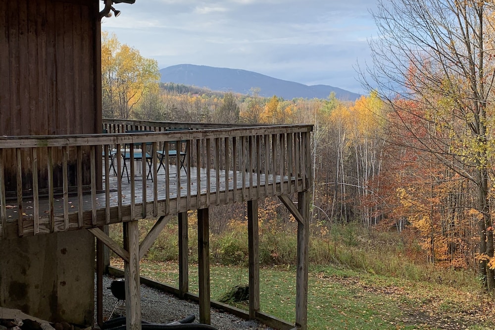 The Hideaway Chalet. 3bed + sleeping loft on 10 acres. Dog friendly