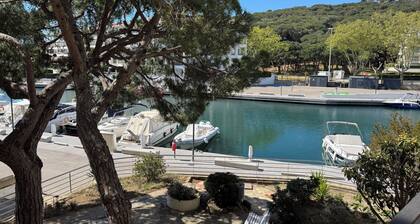 30m from the beach, overlooking the port, apartment with beautiful balcony and wifi