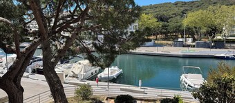 30m from the beach, overlooking the port, apartment with beautiful balcony and wifi