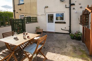 Outdoor dining - Charming terraced cottage close to Alton Towers (Cheadle)