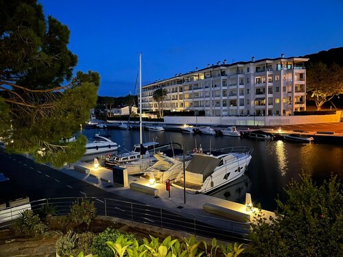 A 30 m de la plage, avec vue sur la Marina : bel appartement avec balcon et wifi
