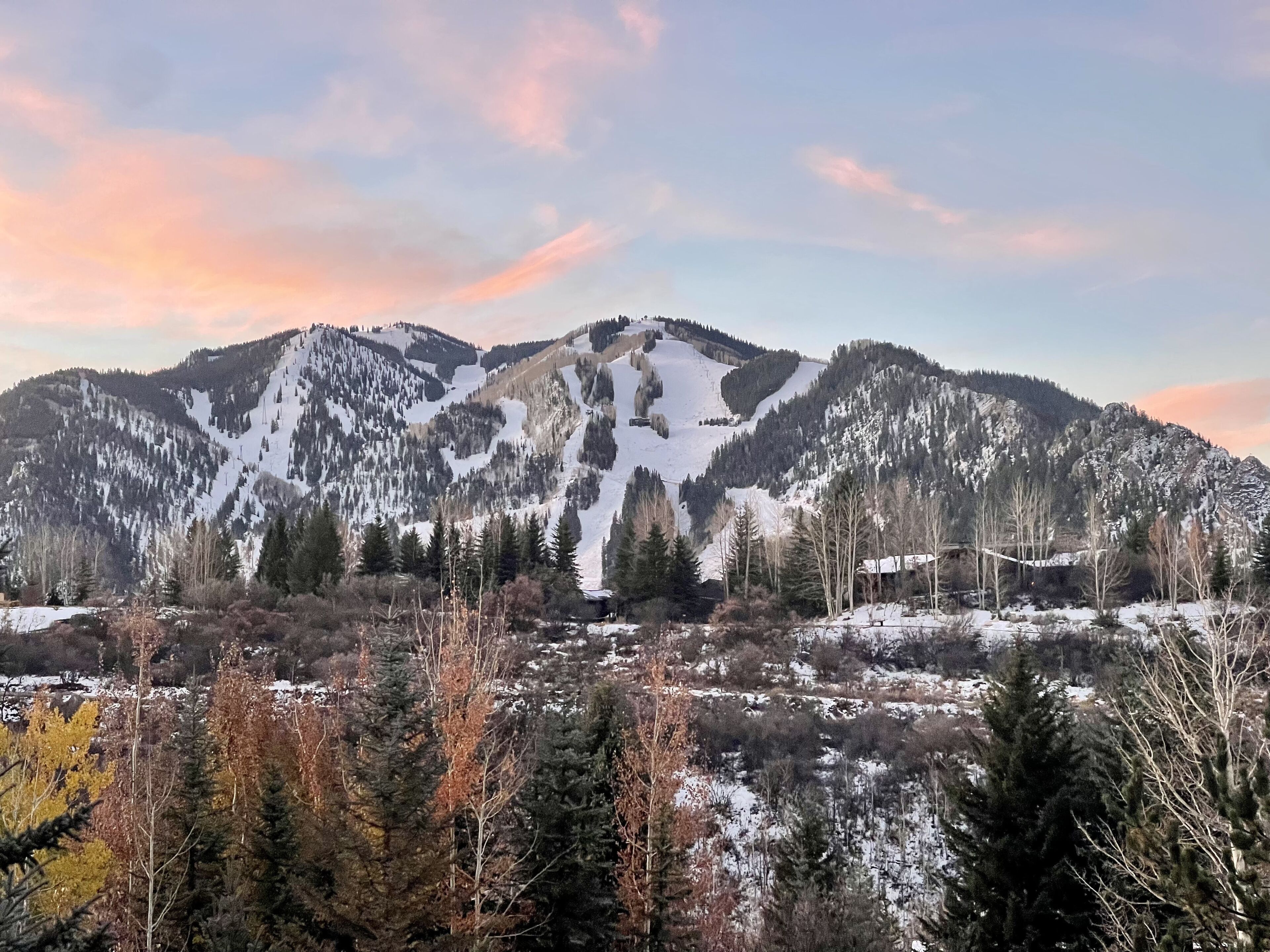 3,000 Sq ft. 7MM Red Mtn Home 3bd, 3 bath Sleeps 10  Jacuzzi VIEWS 3 min to town