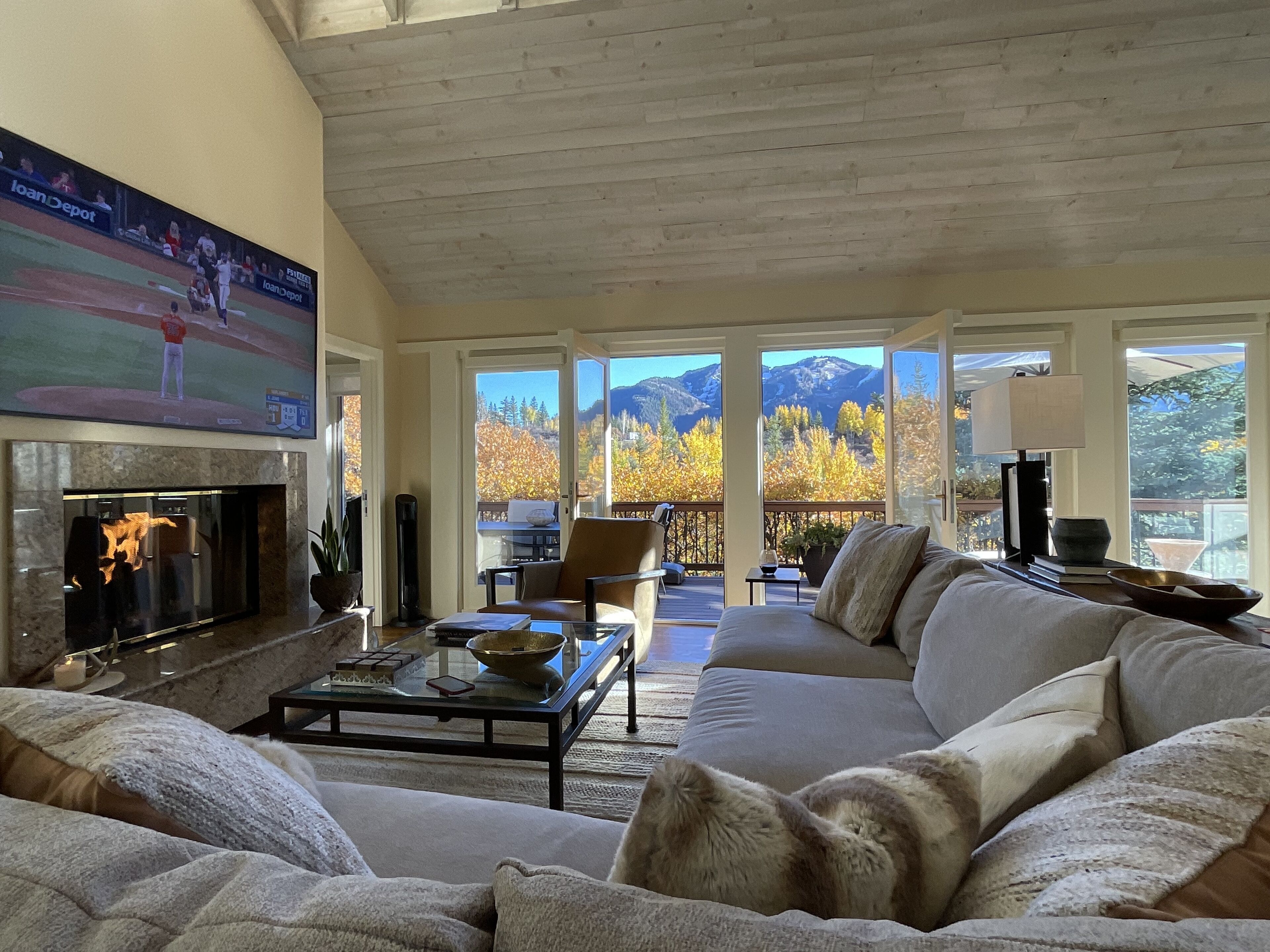 3,000 Sq ft. 7MM Red Mtn Home 3bd, 3 bath Sleeps 10  Jacuzzi VIEWS 3 min to town