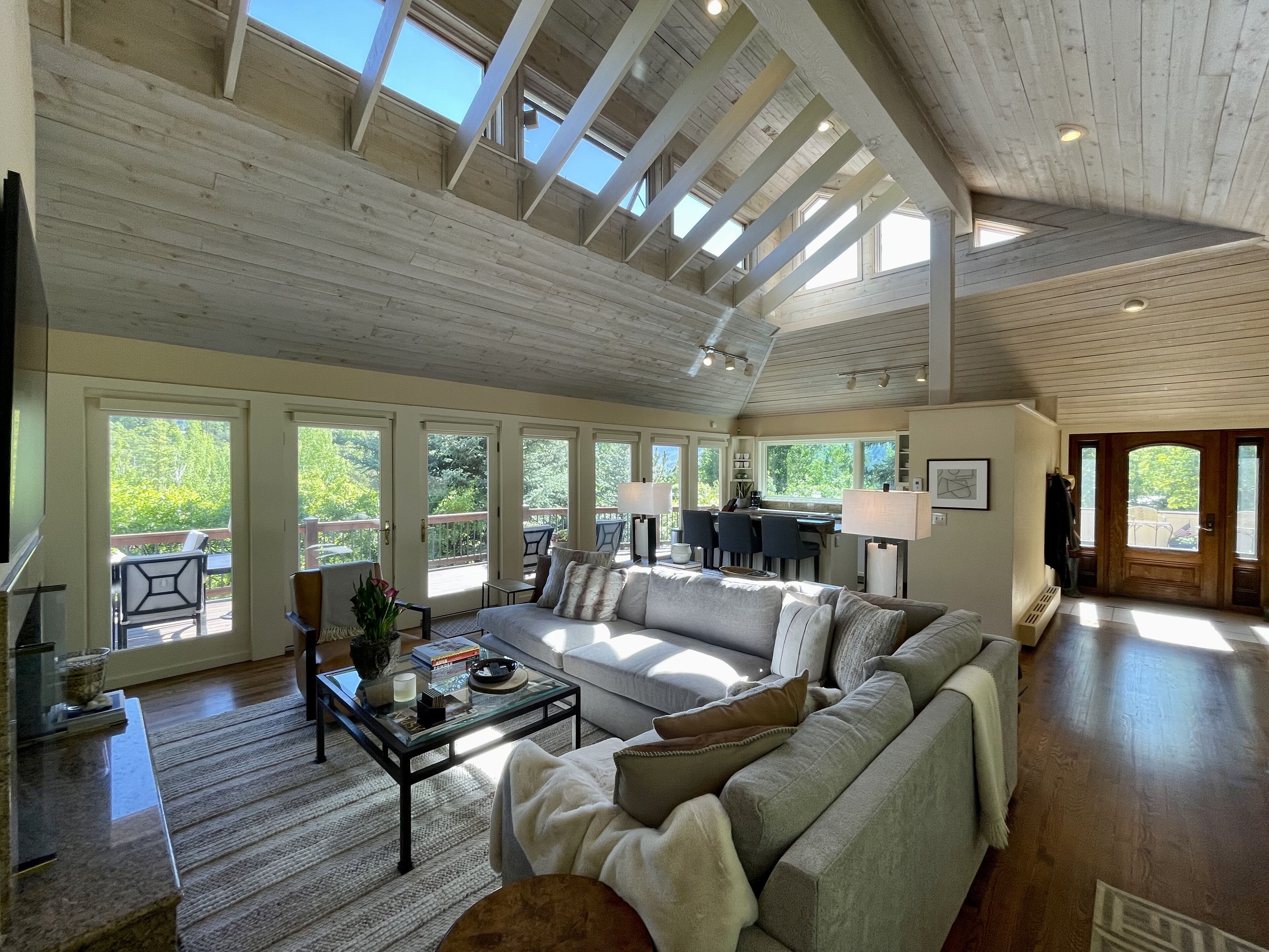 3,000 Sq ft. 7MM Red Mtn Home 3bd, 3 bath Sleeps 10  Jacuzzi VIEWS 3 min to town