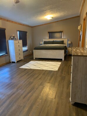 4 bedrooms, desk, iron/ironing board, free WiFi - Entire House - Relax and Ride at Grace Ranch (Victoria)