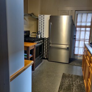 Fridge, microwave, oven, stovetop - Old World Charm in The Heart of Temescal (Oakland)