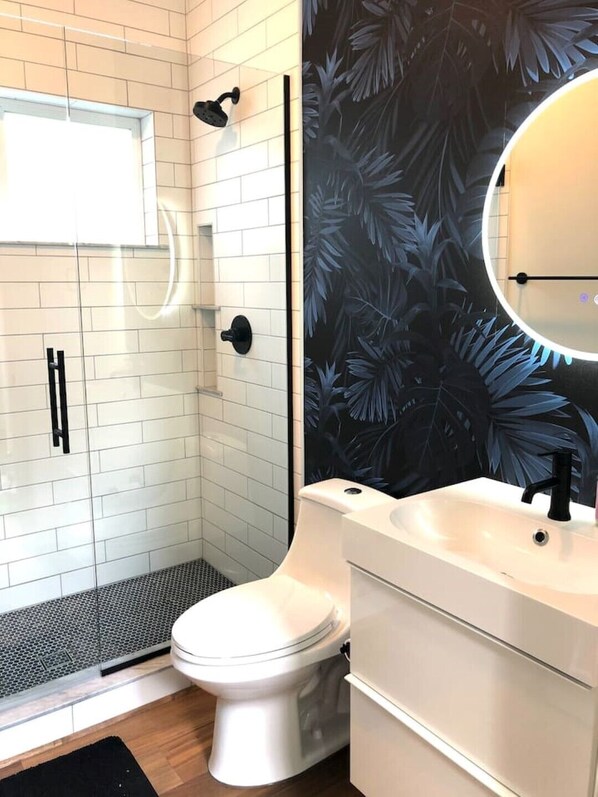 Duschwanne, Regendusche, Haartrockner, Bidet