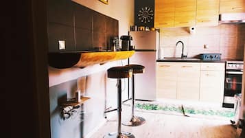 Réfrigérateur, four, plaque de cuisson, cafetiÚre/bouilloire