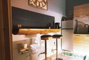 Kjøleskap, ovn, kokeplater og kaffetrakter/tekoker