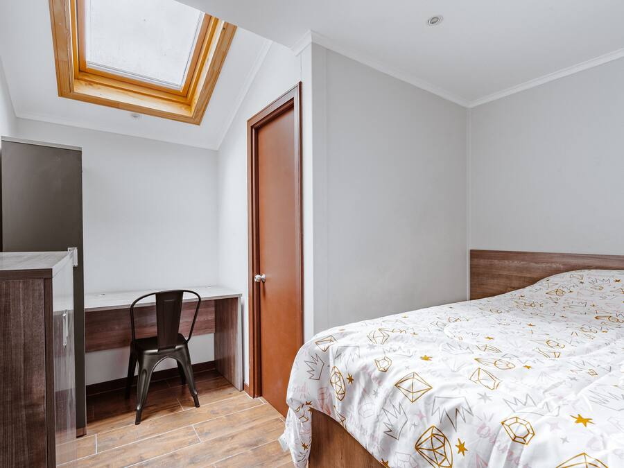 Desk, laptop workspace, soundproofing, free WiFi