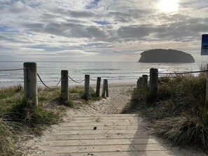Plage à proximité, chaise longue, serviettes de plage