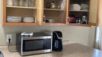 Frigorífic, microones, placa de cuina i rentaplats