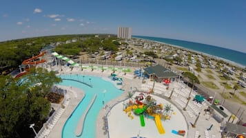Una piscina techada, una piscina al aire libre