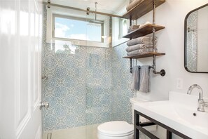 Douche, séchoir à cheveux, serviettes fournies
