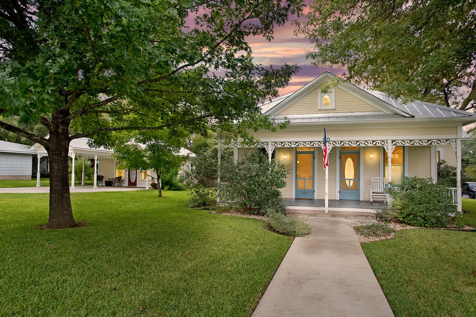 Oma Lange's Guesthouse | In Town | Hot Tub |  Full Kitchen | WiFi