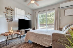 2 bedrooms, desk, iron/ironing board, WiFi - Nash A · Downtown Round Rock Group Getaway (Round Rock)