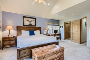 4 bedrooms, desk, iron/ironing board, WiFi