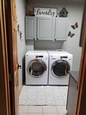 Laundry - Private Majestic Log Cabin (Cashmere)