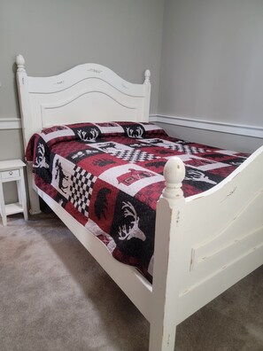 Lower Level Queen bed - Private Majestic Log Cabin (Cashmere)