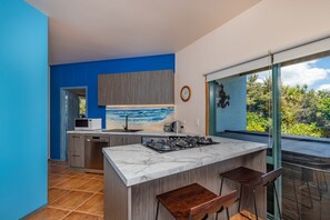 Fridge, microwave, stovetop, dishwasher - The Kereru's Nest. Overlooking the wonderful Tauranga Bay beach  (Kaeo)