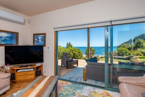 Smart TV, DVD player, video library - The Kereru's Nest. Overlooking the wonderful Tauranga Bay beach  (Kaeo)