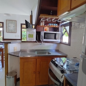 Geladeira, micro-ondas, cooktop, cafeteira/chaleira