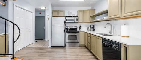 Refrigerador, microondas, horno y parrilla de estufa