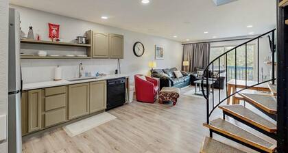 Condo with lanai, mountain view, & spiral staircase