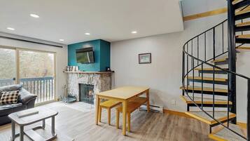 TV, fireplace