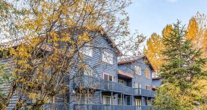 Condo with lanai, mountain view, & spiral staircase