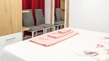 2 bedrooms, in-room safe, iron/ironing board, free WiFi