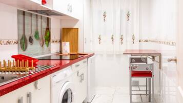 Een koelkast, een magnetron, een kookplaat