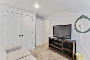 Smart TV, fireplace - Beautiful Basement Space w/Waffles & Pets Welcome! (Vineyard)