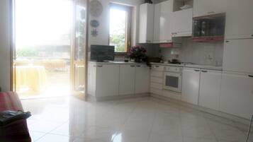 Een koelkast, een magnetron, een oven, een kookplaat