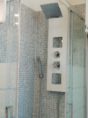 Dusche, Haartrockner, Bidet, HandtĂŒcher