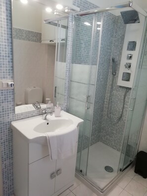 Doccia, asciugacapelli, bidet, asciugamani