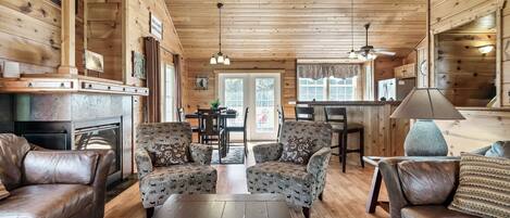 Smart TV, chimenea, futbolito y libros