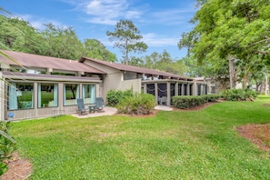 Property grounds - SeaPines, Remodeled, Lovely Golf View, Pet Friendly (Hilton Head Island)