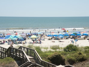 A beach with multiple umbrellas and people. - SeaPines, Remodeled, Lovely Golf View, Pet Friendly (Hilton Head Island)