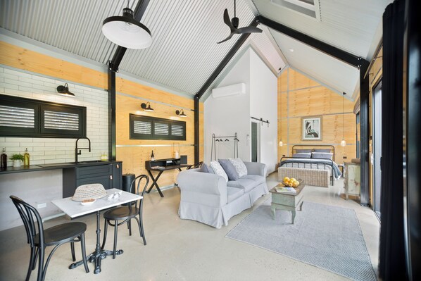 Smart-TV, Kamin, Bücher