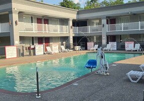 Uma área de piscina com espreguiçadeiras e posto de salva-vidas.