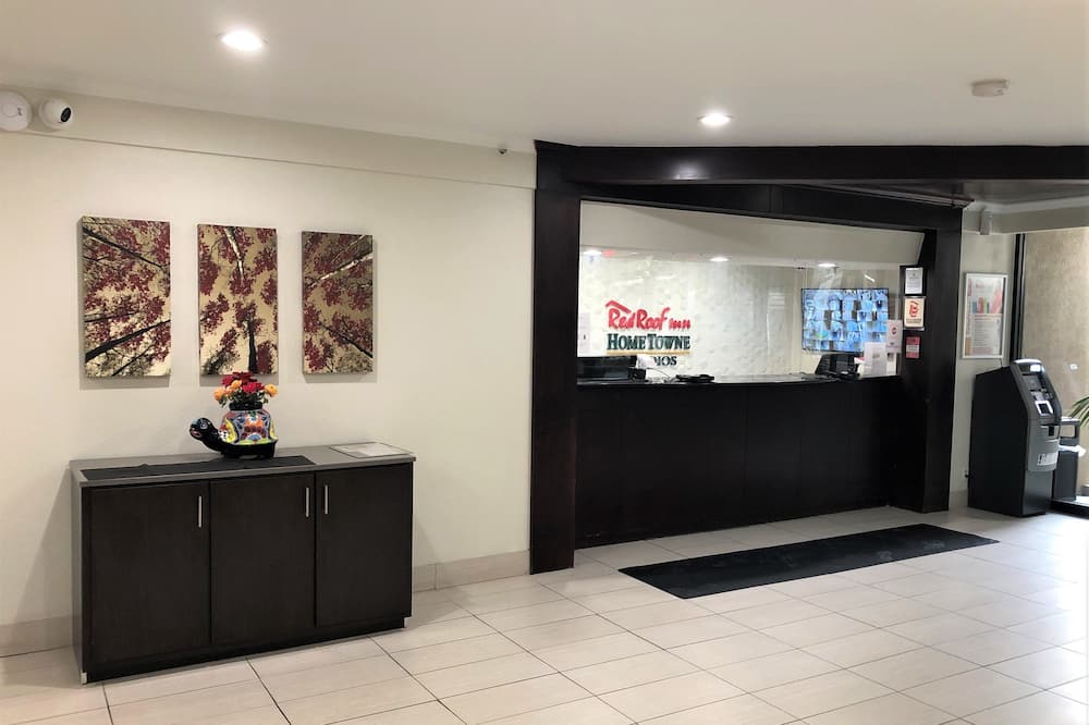 HomeTowne Studios by Red Roof Bordentown - McGuire AFB