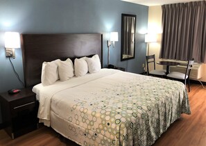 Standard Studio, 1 King Bed, Non Smoking - HomeTowne Studios by Red Roof Bordentown - McGuire AFB (Bordentown)