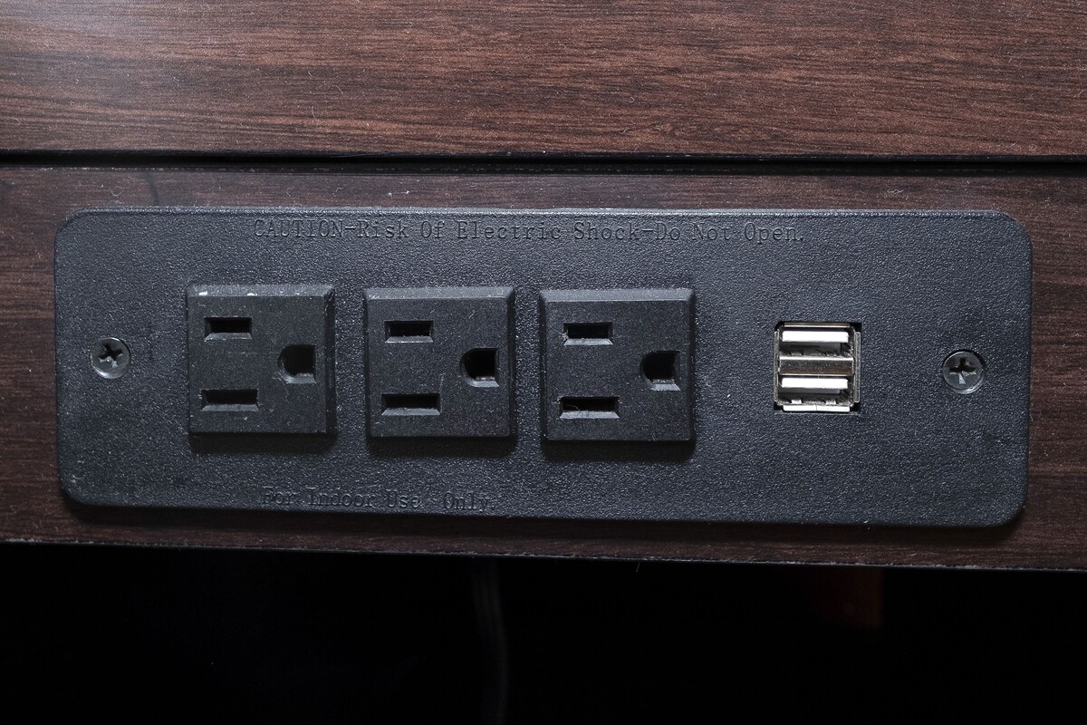 Een stekkerdoos met drie stopcontacten en een USB-poort, geschikt voor binnenshuis gebruik.