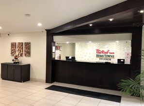 Lobby - HomeTowne Studios by Red Roof Bordentown - McGuire AFB (Bordentown)