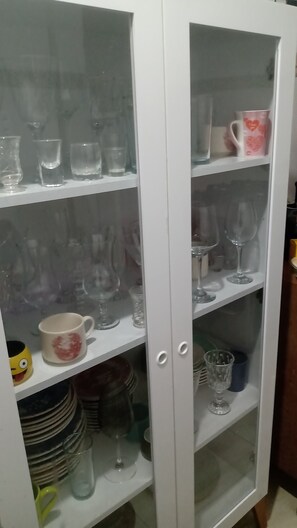 Jääkaappi, uuni, liesi, kahvin-/teenkeitin